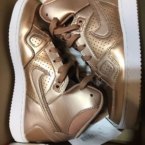 Woman’s NIKE Sons of Force Mid